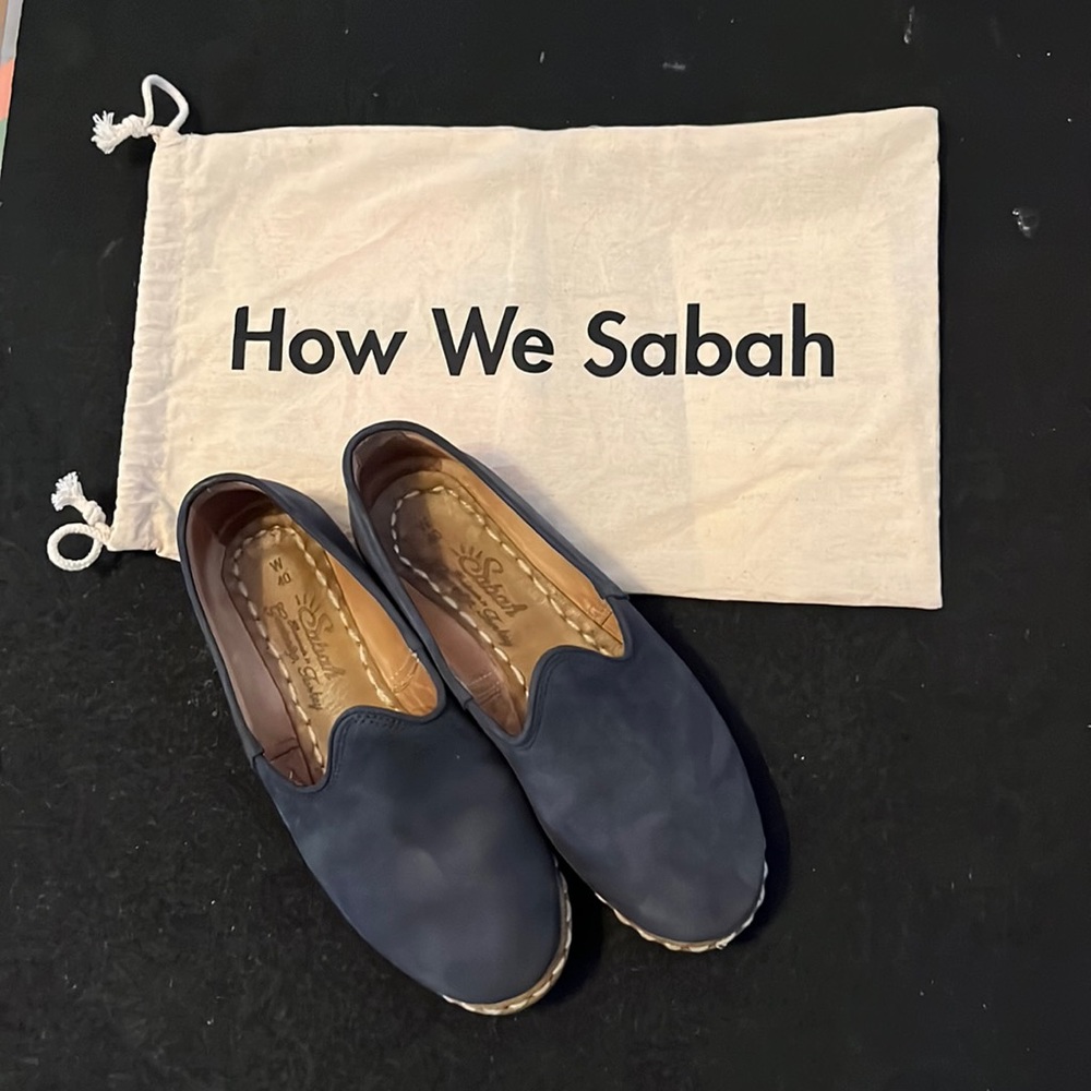 Quality leather shoes SIZE 40. I’ll ship them in the bag & care instructions.